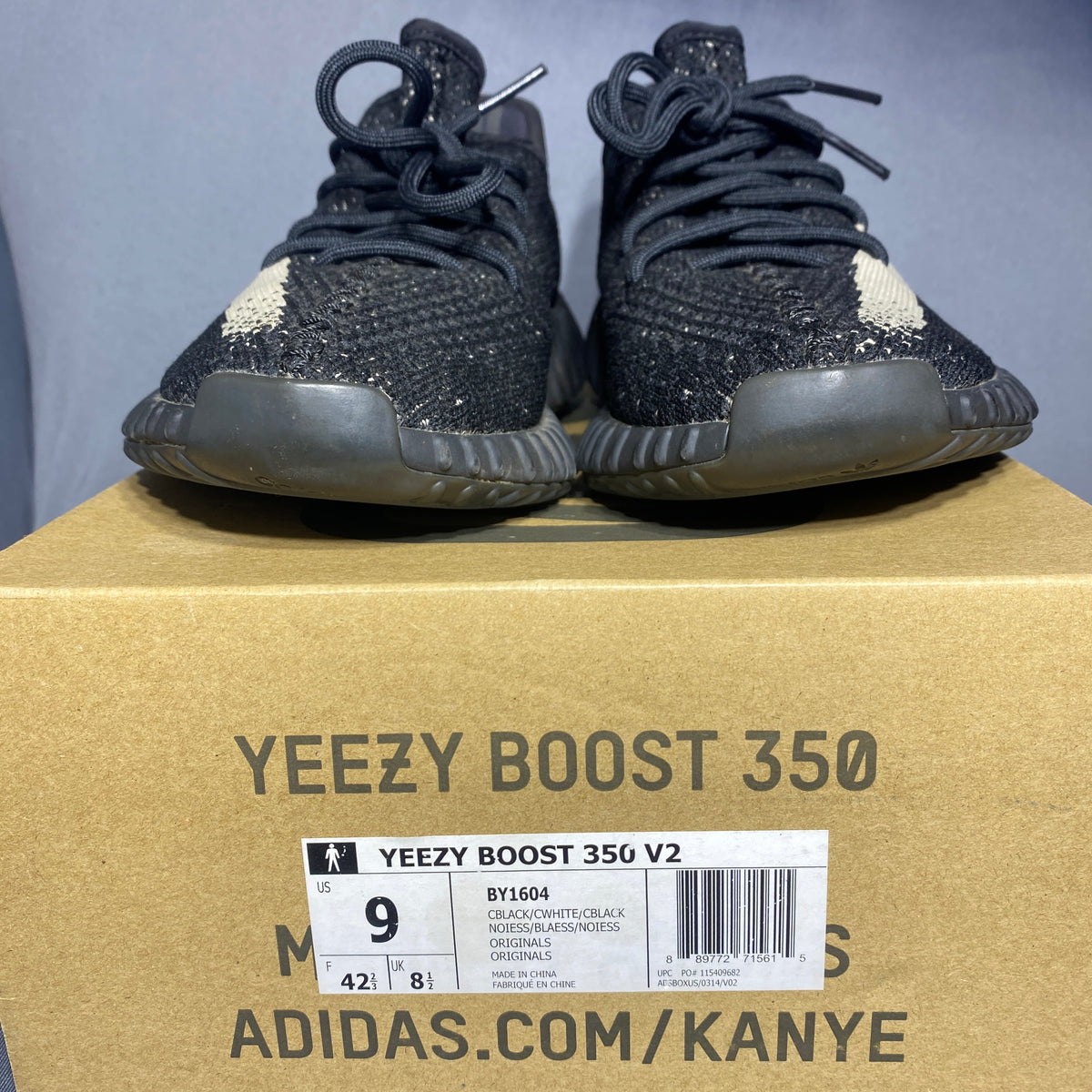 Yeezy 350 boost v2 Oreo SIZE 9M Yeezy 350 Boost v2 Oreo 9 (42) New | Mercari main image 2